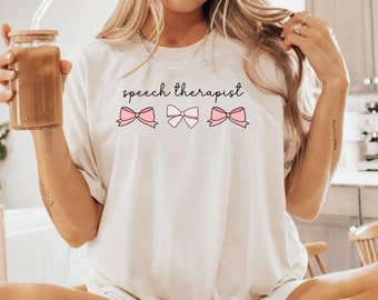 T-shirt logopedista, logopedia, camicia SLP, camicia SLPA, camicia logopedia, regalo per logopedista, t-shirt vocale, fiocco rosa
