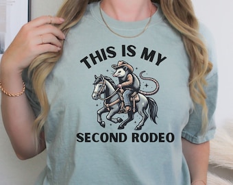 Opossum da cowboy, Camicia dai colori confortevoli, Questo è il mio secondo Rodeo, Umorismo occidentale, Camicia occidentale, Opossum da cowboy, Camicia divertente, Regalo per un amico