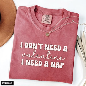 Camisa Comfort Colors® Dia dos Namorados, Eu não preciso de um Dia dos Namorados, preciso de uma camisa Nap, Camisa Nap, Gola redonda engraçada para o Dia dos Namorados, Presente para ela