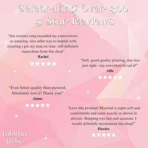 Op de afbeelding: Roze en witte afbeelding met de tekst "Celebrating Over 300 5 Star Reviews". Bevat getuigenissen van klanten en sterrenbeoordelingen. De winkelnaam "Tabitha Rose" wordt ook weergegeven.