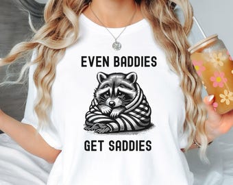 Camiseta CComfort Colors® Even Baddies Get Saddies, Camiseta engraçada com meme de guaxinim, Camiseta de saúde mental, Camiseta de ansiedade, Camiseta engraçada, Presentes de guaxinim