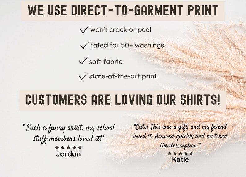Pu&ograve; includere: Uno sfondo bianco con testo nero che recita "WE USE DIRECT-TO-GARMENT PRINT" e elenca quattro vantaggi di questo metodo di stampa: non si crepa n&eacute; si sfalda, classificato per 50 lavaggi o pi&ugrave;, tessuto morbido e stampa all'avanguardia. Sotto il testo, uno sfondo marrone chiaro con il testo "CUSTOMERS ARE LOVING OUR SHIRTS!" e due recensioni dei clienti con valutazioni a cinque stelle.