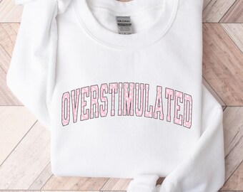 Bluza z nadrukiem Overstimulated, sarkastyczny prezent, bluza z nadrukiem Anxiety, bluza z nadrukiem Mental Health, zabawny okrągły dekolt, prezent dla niej, zabawna bluza
