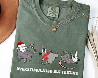 Comfort Colors® overgestimuleerd maar feestelijk kerstshirt opossum, grappig kerstshirt, kerstshirt opossum, cadeau opossum, memeshirt