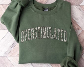 Bluza z nadrukiem "Przesycona stymulacją", sarkastyczny prezent, bluza z nadrukiem "Lęk", bluza z nadrukiem "Zdrowie psychiczne", zabawny okrągły dekolt, prezent dla niej, zabawna bluza