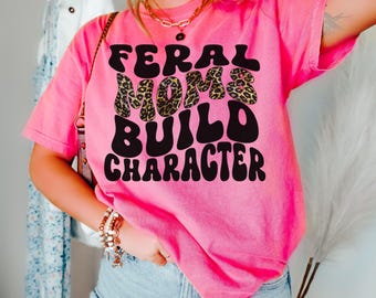 Comfort Colors® Feral Moms Build Character Shirt, Funny Mom Shirt, Prezent dla Młodej Mamy, Prezent dla Mamy, Koszulka dla Mamy, Koszulka Feral, Koszulka Groovy Mom