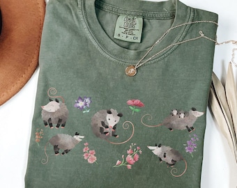 Comfort Colors® Opossum-tröja, Cottagecore Opossum-t-shirt, blommig Opossum-tröja, söt djurälskare med grafisk design, present till Opossum-älskare