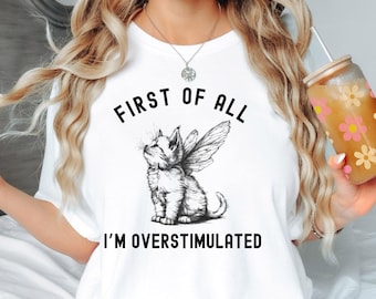 Comfort Colors® Allereerst ben ik overstimuleerd shirt, grappig kattenshirt, sarcastisch cadeau, angstshirt, shirt geestelijke gezondheid, grappig cadeau voor haar