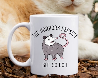Divertente tazza di opossum, The Horrors Persist Possum tazza in ceramica 11 once, tazza Trashcore, tazza di opossum urlante, regalo per amante dell'opossum, tazza di umorismo oscuro