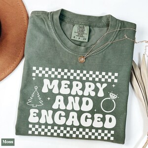 Camiseta Merry and Engaged de Comfort Colors®, camiseta de fiesta de compromiso navideña, regalos para parejas, camiseta de anuncio a juego, futura novia festiva