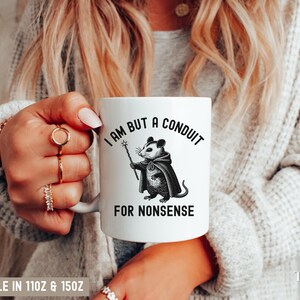 Taza de zarigüeya graciosa, Soy solo un conducto para tonterías, Taza de meme, Regalo de zarigüeya graciosa, Taza desquiciada, Taza sarcástica, Regalo para amigos, Frases raras imagen 4