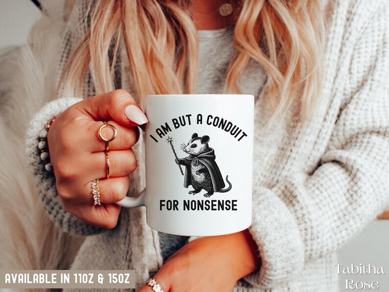 Taza de zarigüeya graciosa, Soy solo un conducto para tonterías, Taza de meme, Regalo de zarigüeya graciosa, Taza desquiciada, Taza sarcástica, Regalo para amigos, Frases raras imagen 4