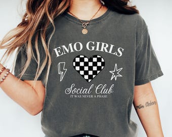 Emo Girls Social Club, skjorta i komfortfärger, present till henne, äldre emo-skjorta, alternativ t-shirt, konserttröja, emorock-skjorta för henne