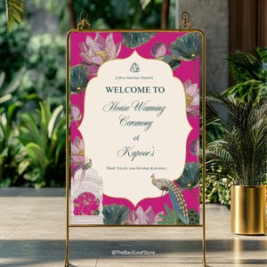 Peut inclure: Panneau décoratif avec un cadre doré et un fond fuchsia. Le panneau indique "WELCOME TO House Warming Ceremony of Kapoor's". Des illustrations florales et de paons entourent le texte. Le panneau est pour une crémonie de pendaison de crémaillère.