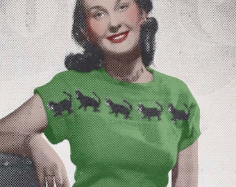 Puede incluir: Un patrón de tejido de punto vintage para un suéter verde con un motivo de gato negro. El patrón se llama "Kitty" y se describe como un "Suéter con motivo de gato perfecto".
