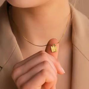 Zierliche Initial Halskette von MariaH Jewellery • Halskette mit Gravur Anhänger in Box Kette • Geschenk für Brautjungfer • Muttertagsgeschenk