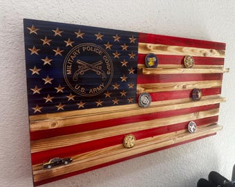 Drewniana flaga żandarmerii wojskowej, flaga armii amerykańskiej, uchwyt na monety okolicznościowe, rustykalna flaga amerykańska, prezent dla żandarmerii wojskowej, dekoracja dla organów ścigania