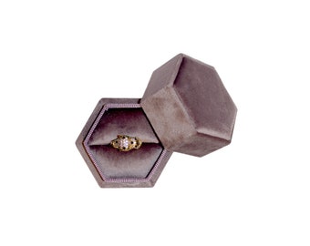 Kleines lila-braunes Samtring-Display