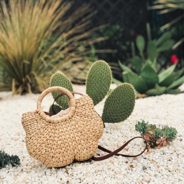 Fleur de mer - Sac en paille femme tressée, sac de plage, sac bandoulière, sac femme été, fait à la main, une idée cadeau noël.