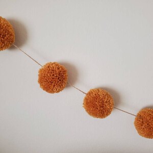 ghirlanda di pompon personalizzata per le feste, filato spesso, decorazioni autunnali, ghirlanda autunnale, ghirlanda di pompon, decorazioni boho, decorazioni per feste, decorazioni per la cameretta dei bambini, retro per foto,