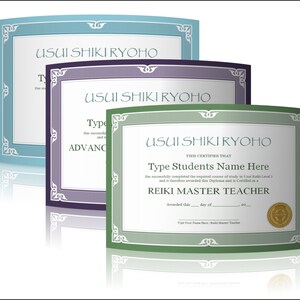 Peut inclure: Trois certificats de couleur verte, bleue et violette avec des bordures ornées. Le texte sur le certificat vert se lit comme suit : "USUI SHIKI RYOHO  Ceci certifie que Type Students Name Here a suivi avec succès le cours requis d'études en Usui Reiki niveau 3 et se voit donc décerner ce diplôme et est certifié comme Maître enseignant Reiki  Décerné ce ____ jour de ____ 20__"