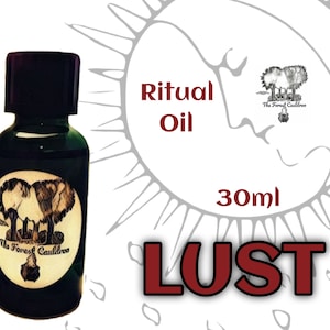 以下が含まれることがあります： ラスト儀式用オイルの30mlボトル。ボトルは濃い緑色のガラス製で、黒いキャップが付いています。ラベルは白で、黒と白の2本の木と「The Forest Cauldron」というテキストのイラストが描かれています。背景は白で、黒と白の太陽と顔のイラストが描かれています。「Ritual Oil」と「30ml」のテキストは赤色です。「LUST」という単語は大きな赤い文字で書かれています。