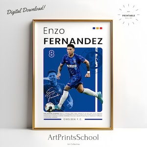 Puede incluir: Una descarga digital de un póster de arte de pared imprimible con Enzo Fernandez, un jugador de fútbol del Chelsea F.C. El póster es azul y blanco con una foto de Fernandez con su uniforme del Chelsea, su número de camiseta 8 y su firma. El texto "Enzo Fernandez" está en letras grandes y negritas en la parte superior del póster.