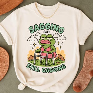 Sagging But Still Gagging PNG – Inappropriate Adult Humor, Funny Meme Digital Download, Sarcastic Offensive Retro Groovy Sublimation Design