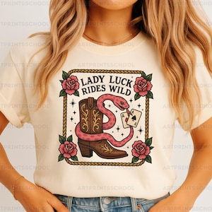 Lady Luck Rides Wild PNG – Design per maglietta con serpente rosa e stivali da cowgirl con carte da gioco, cornice di corda, rose e stelle, stampa glamour western