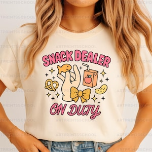Snack Dealer On Duty png – Citação engraçada dos pais para a vida de entrega na escola, png moderno, png de camiseta, adesivo, png feminino, design de sublimação