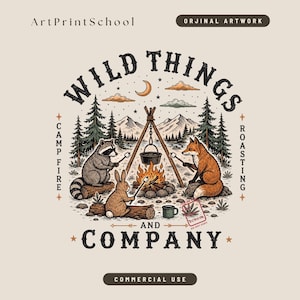 Op de afbeelding: Een grafische illustratie getiteld WILD THINGS AND COMPANY met een wasbeer, een konijn en een vos die marshmallows roosteren boven een kampvuur. De scène bevat dennenbomen, bergen, een maansikkel en een hangende kookpot.