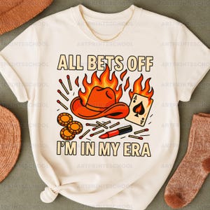 Scommetti tutto, sono nella mia era PNG - Design alla moda per maglietta con cappello da cowgirl in fiamme, carta asso in fiamme, lucidalabbra e patatine, audace arte glamour western