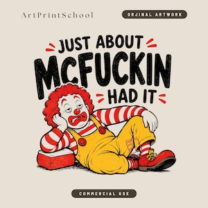 Può includere: Un'illustrazione grafica di un clown con capelli rossi, naso rosso e una tuta gialla con maniche a righe rosse e bianche. Il clown appoggia la testa su un blocco rosso. Il testo recita JUST ABOUT MCFUCKIN HAD IT, ArtPrintSchool e ORJINAL ARTWORK.