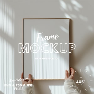 Maqueta de marco con persona / Relación de aspecto 4x5 / Maqueta de marco con reflejos / Maqueta de Photoshop PSD Photopea / Mano sosteniendo un marco que toca / Póster