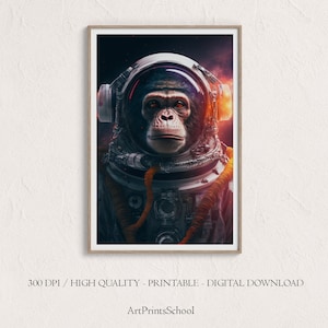 Puede incluir: Un chimpancé con un traje de astronauta blanco y una manguera de oxígeno naranja. El chimpancé tiene una expresión seria en su rostro. El fondo es azul oscuro con llamas rojas y naranjas.
