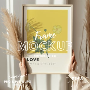 Może przedstawiać: Makieta ramki z jasnobrązowego drewna z żółtym tłem i ilustracją kwiatową. Tekst "Frame Mockup" jest białymi literami. Tekst "Artprints School" jest czarnymi literami. Tekst "Love" jest czarnymi literami. Tekst "Happy Valentine's Day" jest czarnymi literami.