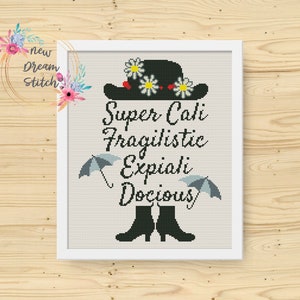 Puede incluir: Patrón de punto de cruz con una silueta negra de Mary Poppins con su característico sombrero y paraguas. El texto "Super Cali Fragilistic Expiali Docious" está escrito en letra cursiva negra.