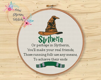Puede incluir: Patrón de punto de cruz con un sombrero de selección de la casa Slytherin de la serie Harry Potter. El patrón incluye el texto "Slytherin" y una cita sobre la casa: "O quizás en Slytherin, Harás amigos de verdad, Esos astutos usan cualquier medio, Para lograr sus fines."