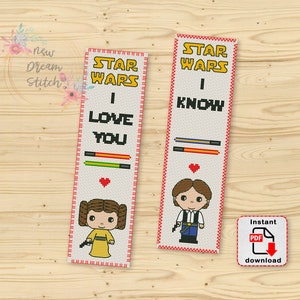 Può includere: Due modelli di segnalibro a punto croce a tema Star Wars. Il primo segnalibro presenta la Principessa Leia con il testo "Star Wars I Love You". Il secondo segnalibro presenta Han Solo con il testo "Star Wars I Know".
