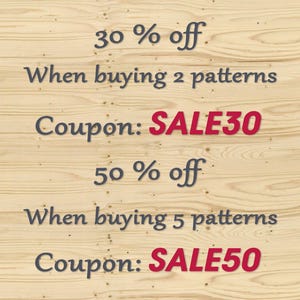 Pu&ograve; includere: Testo su sfondo di legno marrone chiaro che recita "30% di sconto acquistando 2 modelli Coupon: SALE30" e "50% di sconto acquistando 5 modelli Coupon: SALE50". Il testo &egrave; grigio scuro, i codici coupon sono rossi.