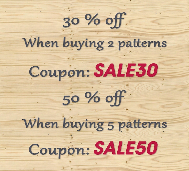 Pu&ograve; includere: Testo su sfondo di legno marrone chiaro che recita "30% di sconto acquistando 2 modelli Coupon: SALE30" e "50% di sconto acquistando 5 modelli Coupon: SALE50". Il testo &egrave; grigio scuro, i codici coupon sono rossi.