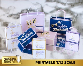 Könnte beinhalten: Druckbarer Papierbastel-Satz mit Geschenktüten und -boxen im Maßstab 1:12 zum Thema Happy Birthday. Die Taschen und Boxen sind mit goldenen und violetten Akzenten verziert und zeigen verschiedene Designs zum Thema Geburtstag, darunter Konfetti, Partyhüte und Geschenke.