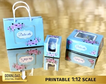 Könnte beinhalten: Ein Set aus drei blauen und weißen Schachteln mit Blumendesigns und dem Text "Dolce vita". Die Schachteln sind in verschiedenen Größen und eignen sich perfekt zum Verpacken von kleinen Geschenken oder Leckereien.