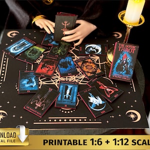 Mazzo di carte dei tarocchi in miniatura stampabili Casa delle bambole Strega Casa Profezia Cartomanzia 1/6 1/12 scala Miniature di Halloween Tarocchi gotici Vargo
