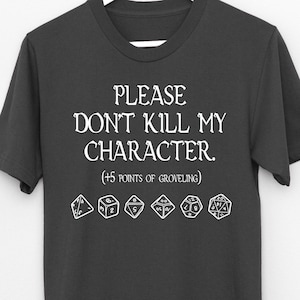 Pode incluir: Uma camiseta cinza escura com o texto "PLEASE DON'T KILL MY CHARACTER. (+5 POINTS OF GROVELING)" e uma fileira de seis ícones de dados brancos.