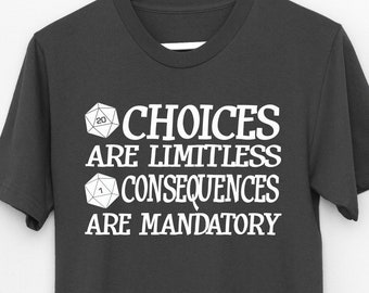 Könnte beinhalten: Ein dunkelgraues T-Shirt mit einer weißen Grafik von zwei Würfeln und dem Text "CHOICES ARE LIMITLESS CONSEQUENCES ARE MANDATORY".