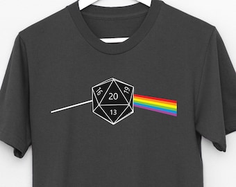 Könnte beinhalten: Ein dunkelgraues T-Shirt mit einer weißen Grafik eines 20-seitigen Würfels, einem Regenbogenprisma und dem Text "16, 20, 13, 21".