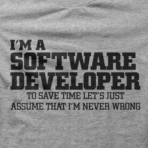 Könnte beinhalten: Graues T-Shirt mit schwarzem Aufdruck "I'M A SOFTWARE DEVELOPER TO SAVE TIME LET'S JUST ASSUME THAT I'M NEVER WRONG". Das Shirt hat kurze Ärmel und einen Rundhalsausschnitt.