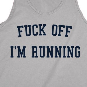 Puede incluir: Una camiseta de tirantes gris claro sin mangas con el texto FUCK OFF I'M RUNNING impreso en letras de bloque azul marino oscuro en el pecho. La prenda tiene un cuello redondo y tirantes anchos, presentando un diseño atlético simple.