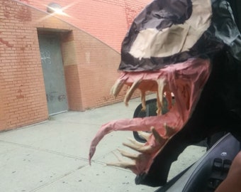 Venom-bustesculptuur op maat gemaakt met plakband